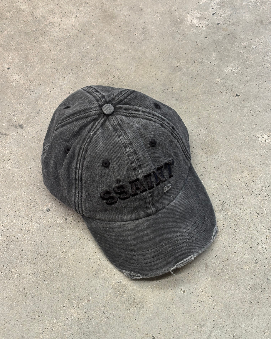 SŚAINT LOGO CAP - BLACK ACID WASH