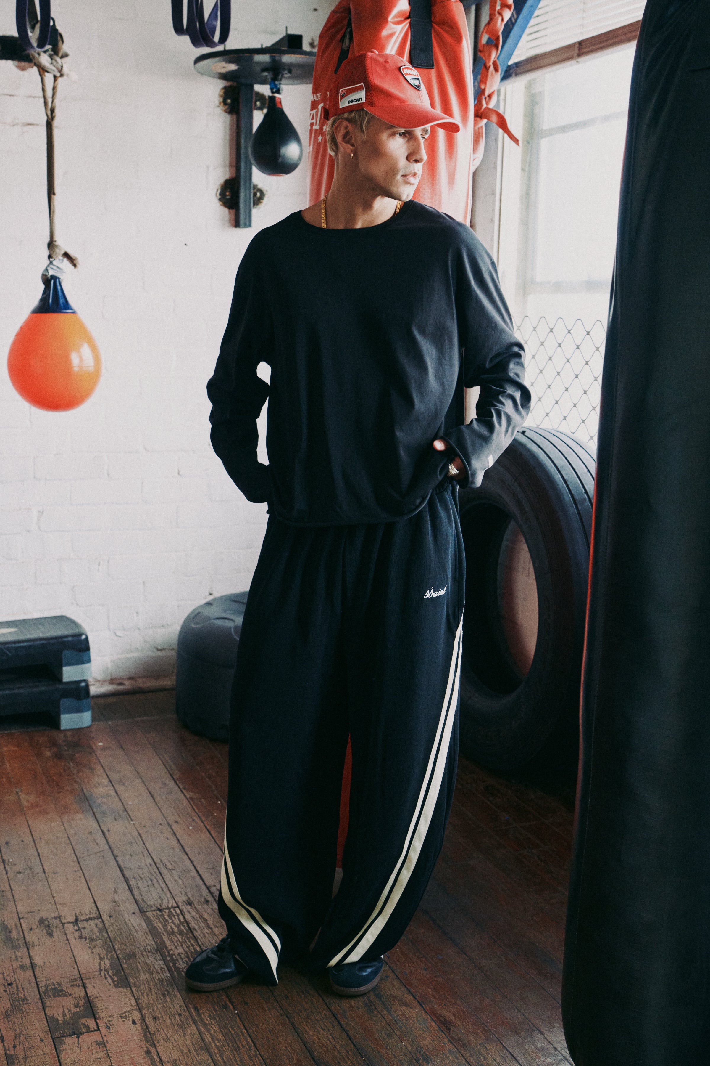 THE VICTORY LONG SLEEVE  - BLACK