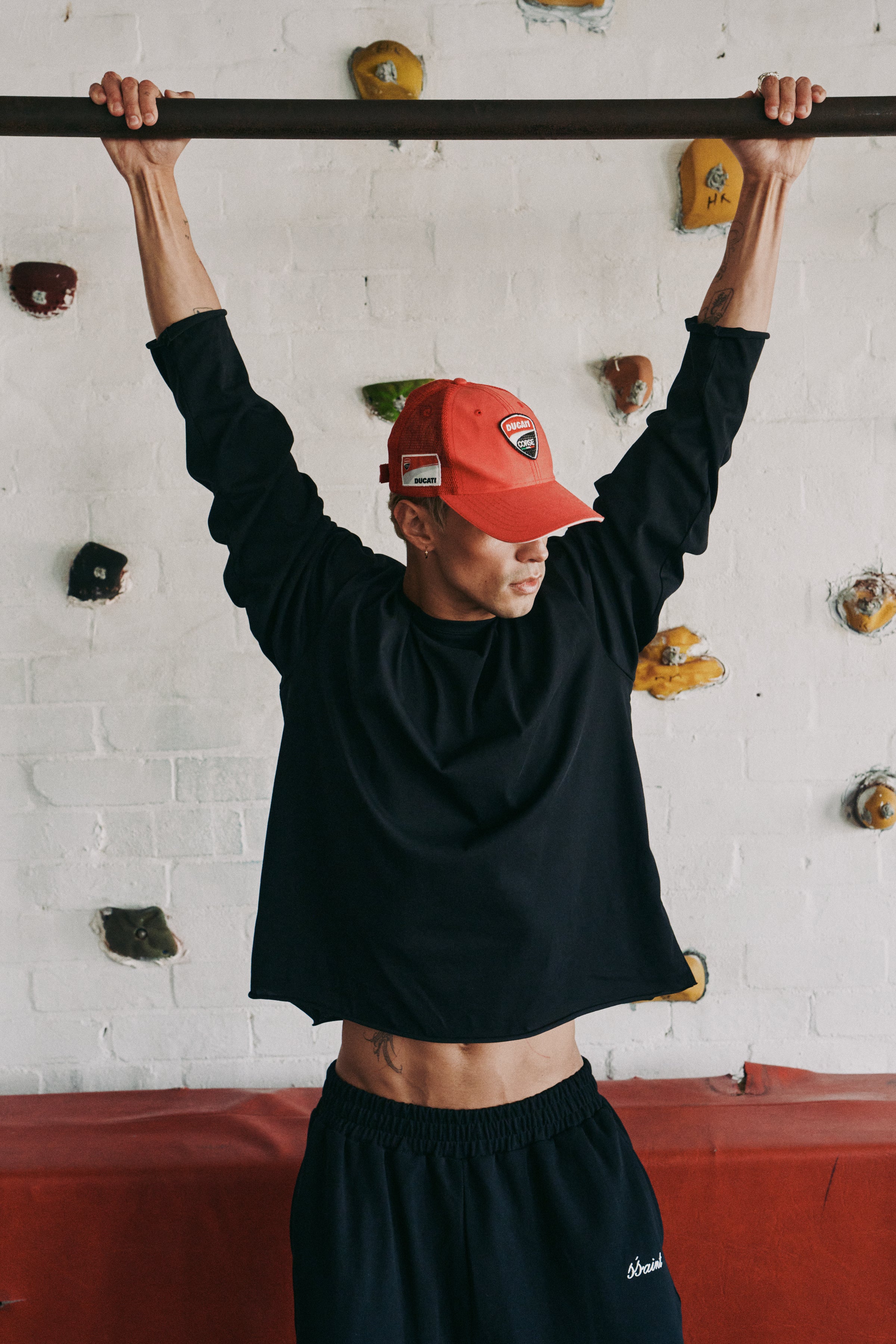 THE VICTORY LONG SLEEVE  - BLACK
