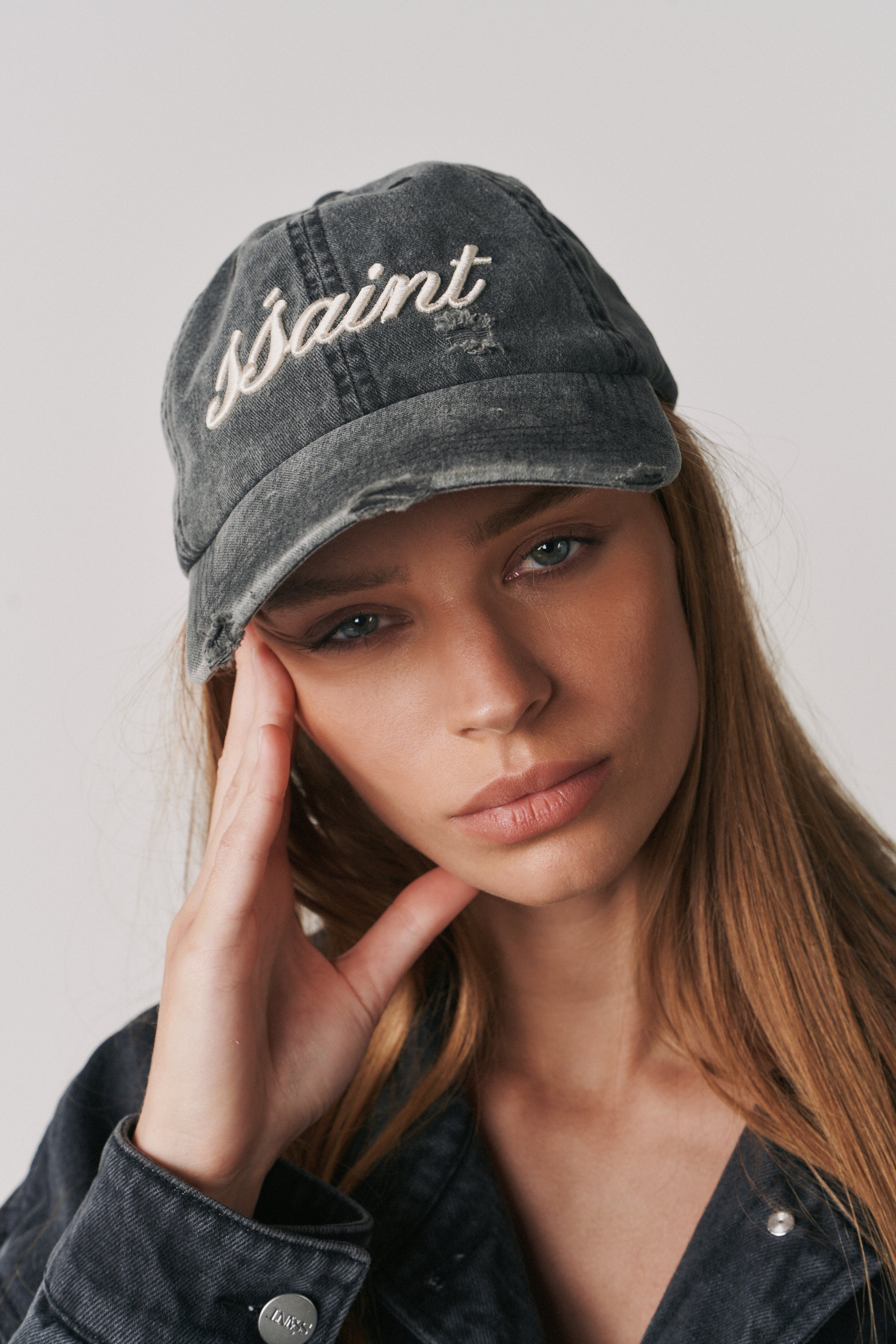 SCRIPT LOGO CAP - BLACK & CREAM