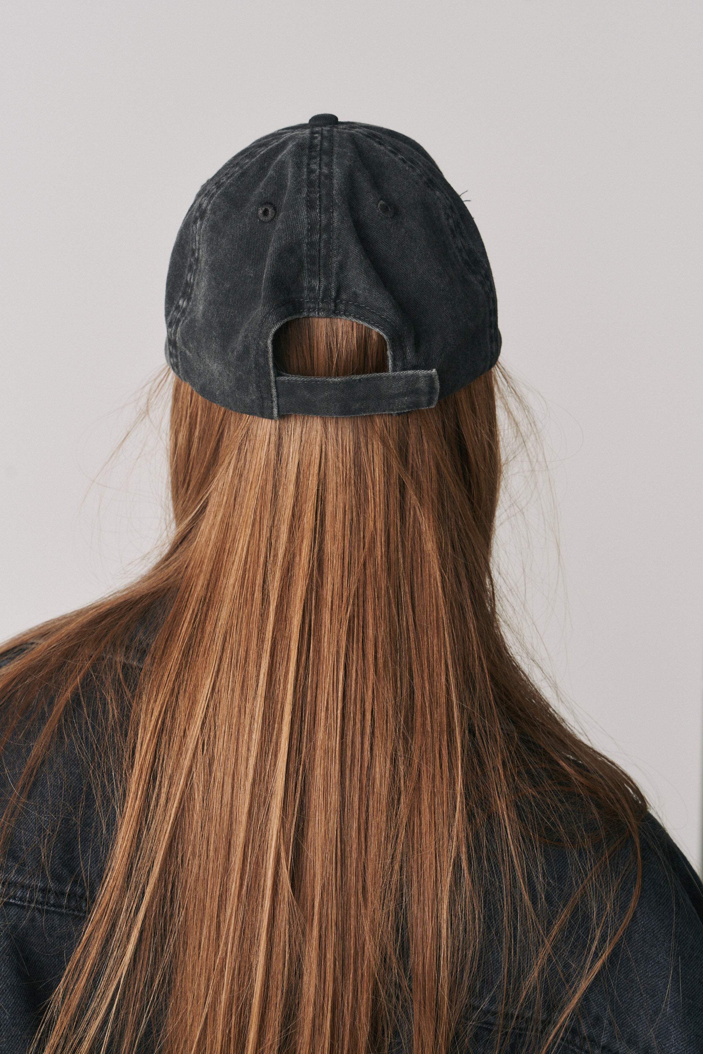 SCRIPT LOGO CAP - BLACK & CREAM