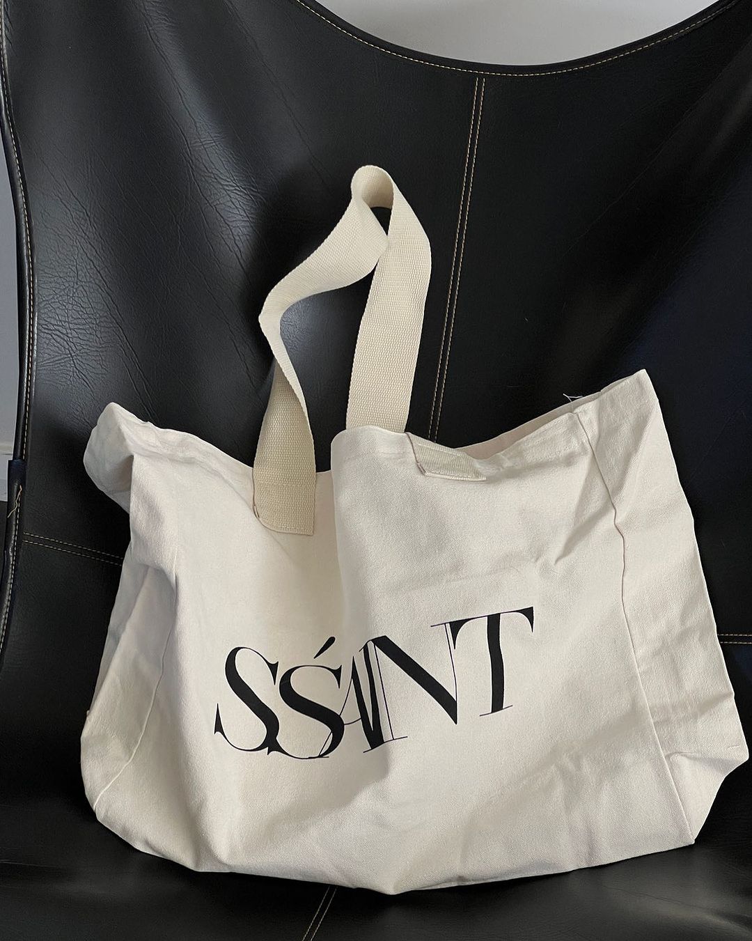SŚAINT TOTE