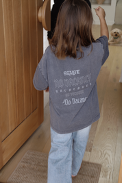 KIDS NO VACANCY TEE - CHARCOAL