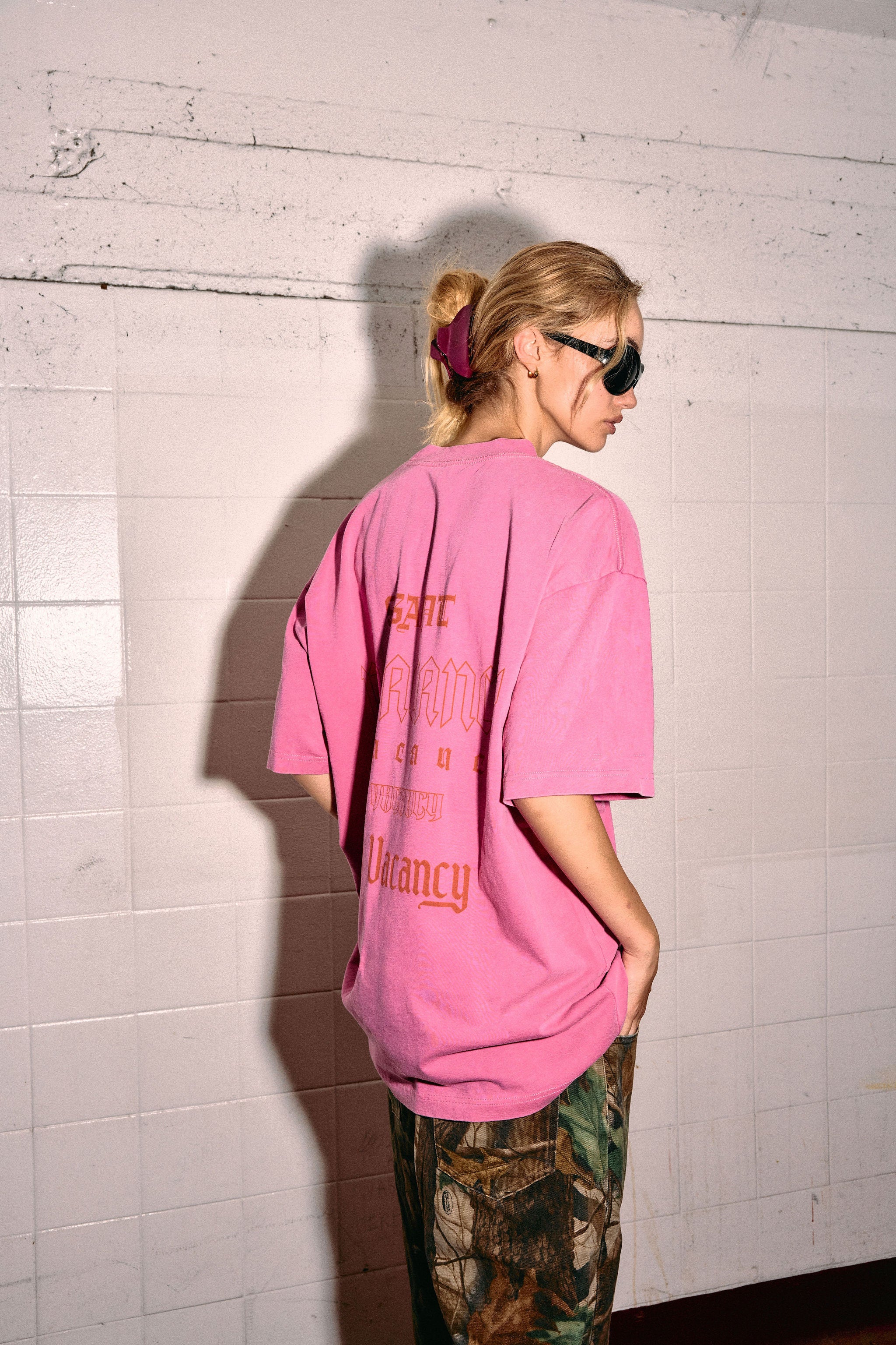 NO VACANCY TEE - DARK PINK ACID WASH – SŚAINT AU