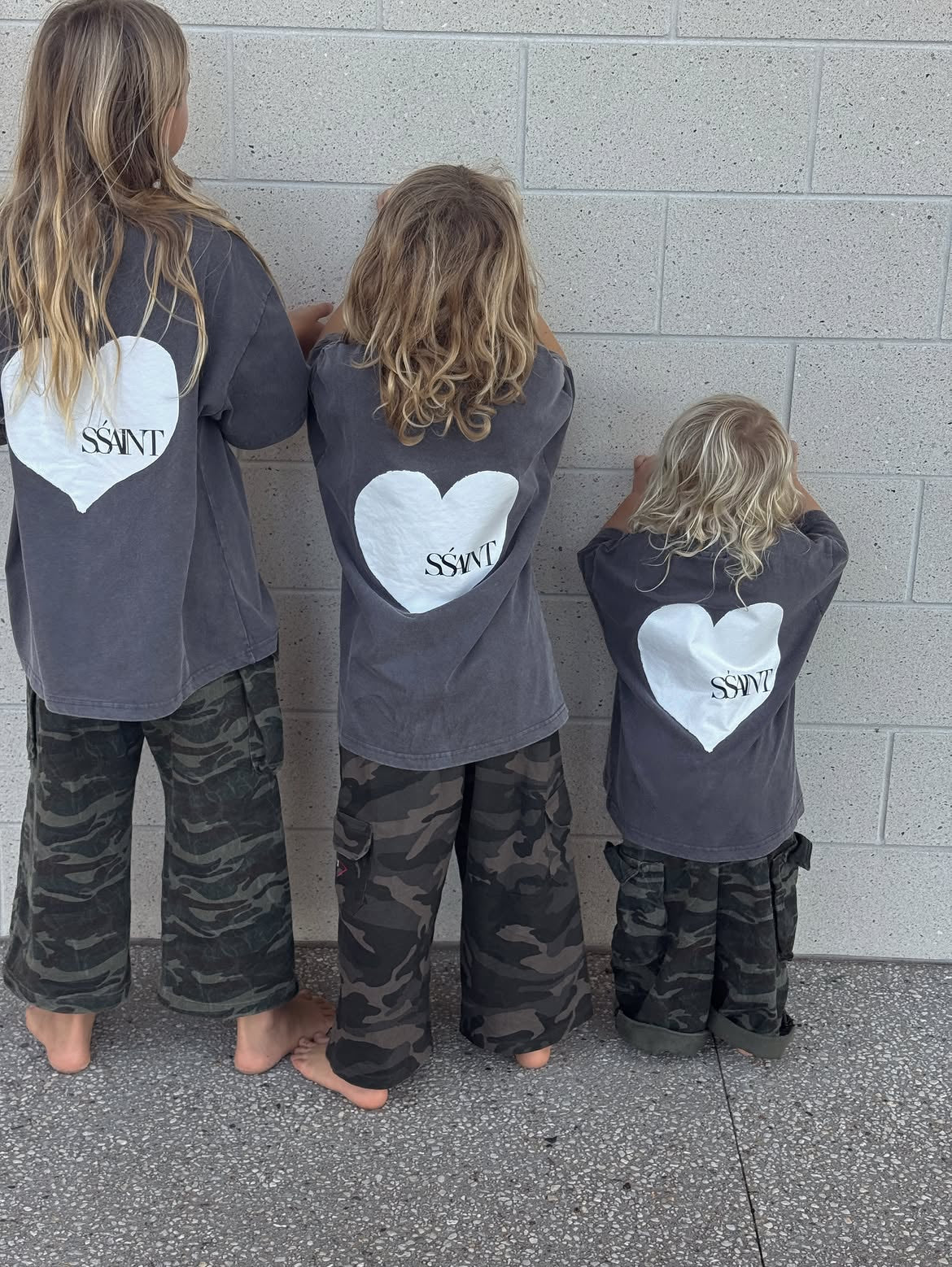 KIDS HEART TEE - ACID WASH CHARCOL